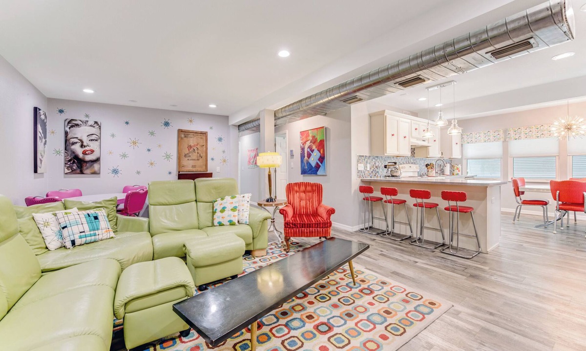 Oakdale Park Apartment | Sleeps 12 Huge PrivateDeck Beach Gear Pool Table Steps to Ocean Trailer parking