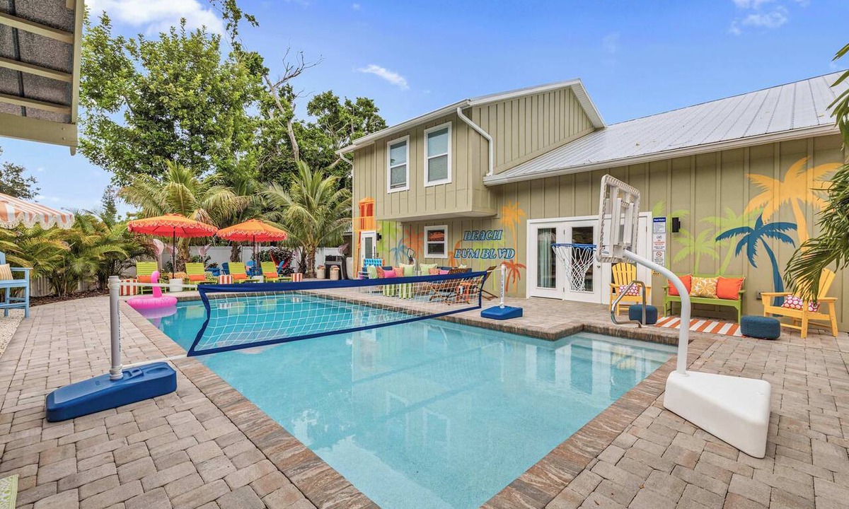 Palma Sola House | Sleeps 20 | Games | Basketball | Pool | Movie Room