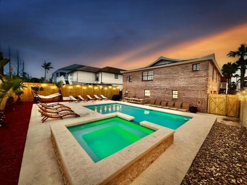 South Padre Island House | Sleeps 22, 2min Walk To The Beach, Heated PoolSpa