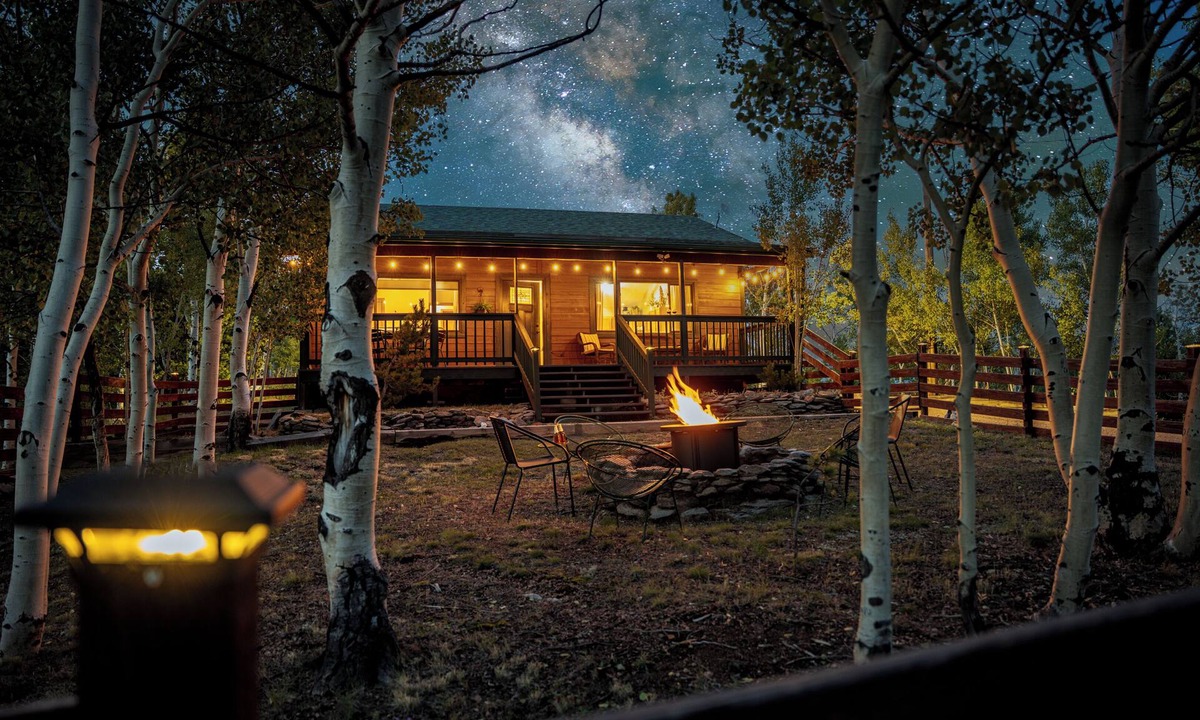 Cripple Creek Cabin | ★ Sleeps 6 ★ Surrounding Mtn + Aspen Vistas + Hot Tub + Game Room