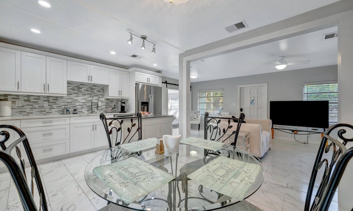 Temple Crest Apartment | Sleeps 8 Near Busch Gardens With BBQ and Fenced Yard