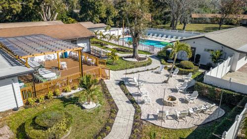Clearwater House | Sleeps36 2Homes 12BR Heated Pool Spa Pickleball 14 Parking