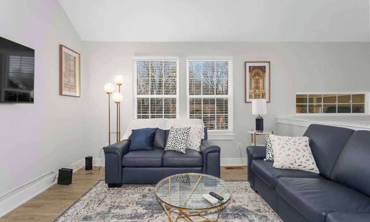 Claycomo House | Sleeps8 Near Arrowhead PetsWelcome