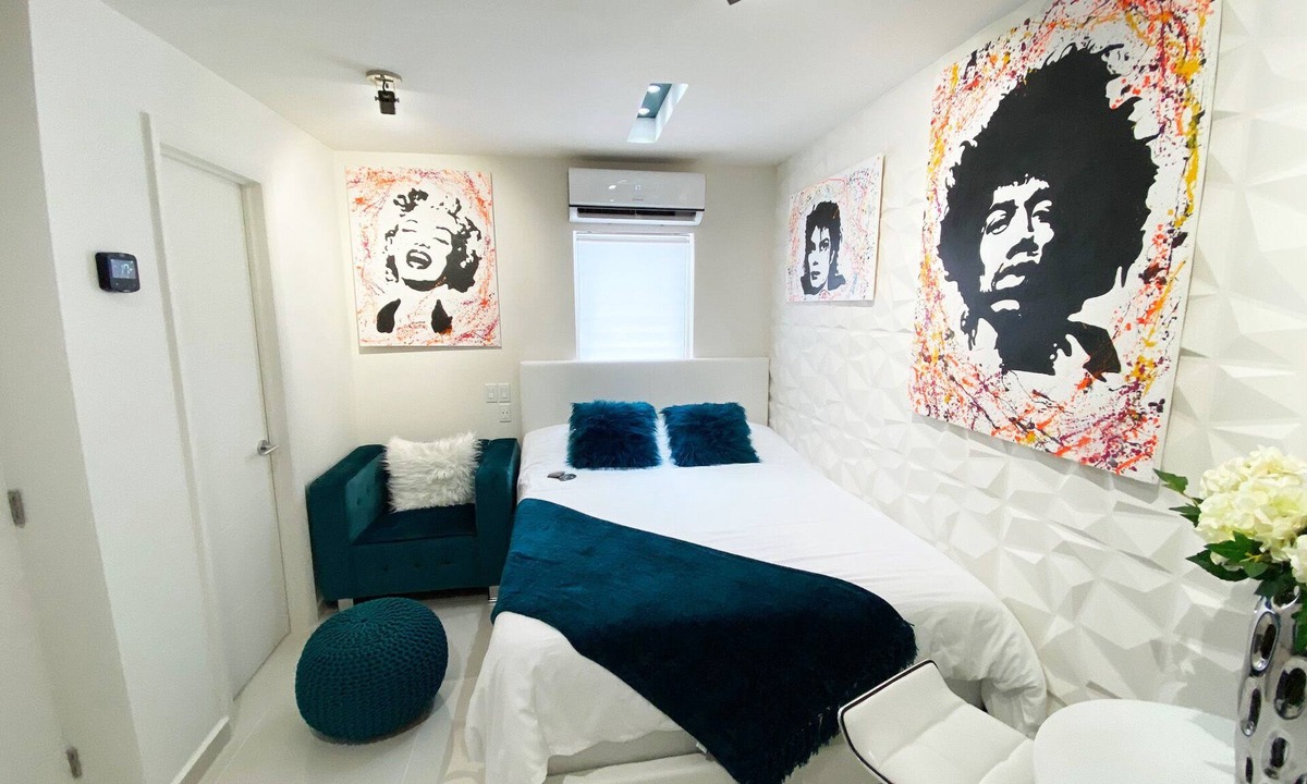 Downtown Hollywood Apartment | Small Studio Downtown Hollywood Queen Bed LUX 23