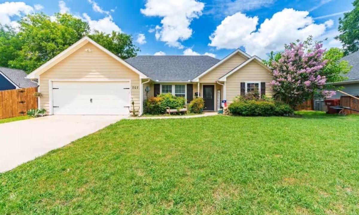 Copeville House | Small Town Stay on Main, Contractor Friendly