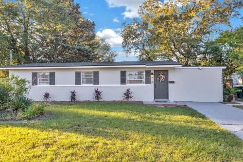 Sandalwood House | SMV Cute Jacksonville Bungalow Central