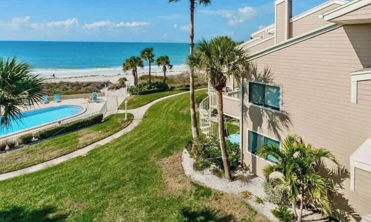 Belleair Beach Condo | Sonrisa 10 - Beachfront Townhome in Belleair Beach