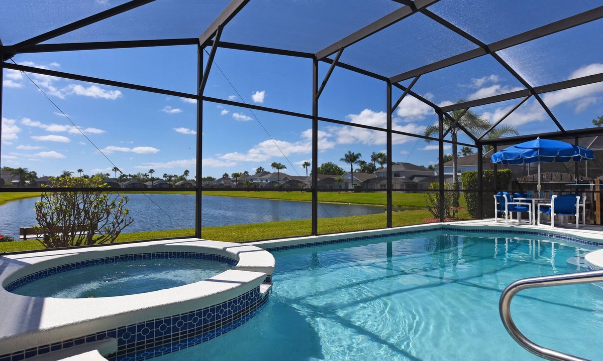 Lake Berkley House | South‑facing private pool/spa for all‑day sunshine. Equipped interior games room