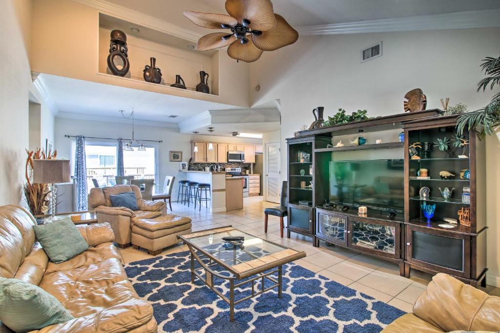 South Padre Island House | South Padre Island Condo w/Pool Access & Balcony!