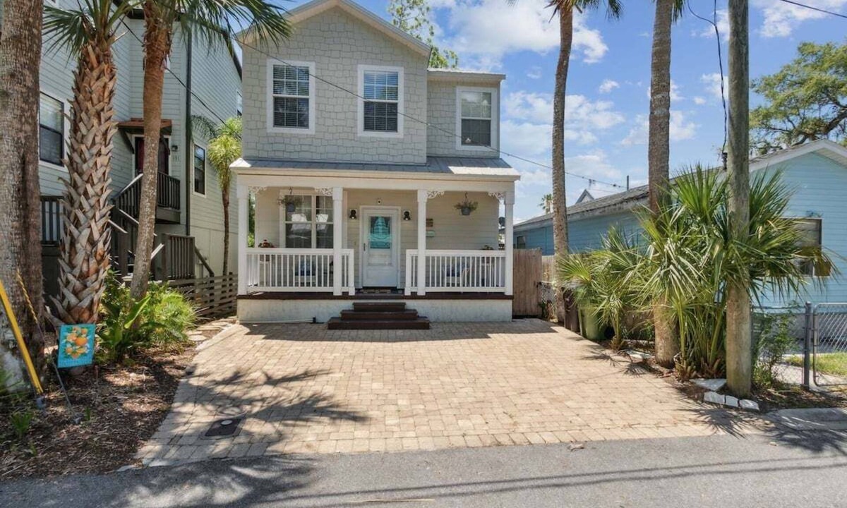 Lincolnville House | Southern Charmer|Private Backyard|Walk to Downtown