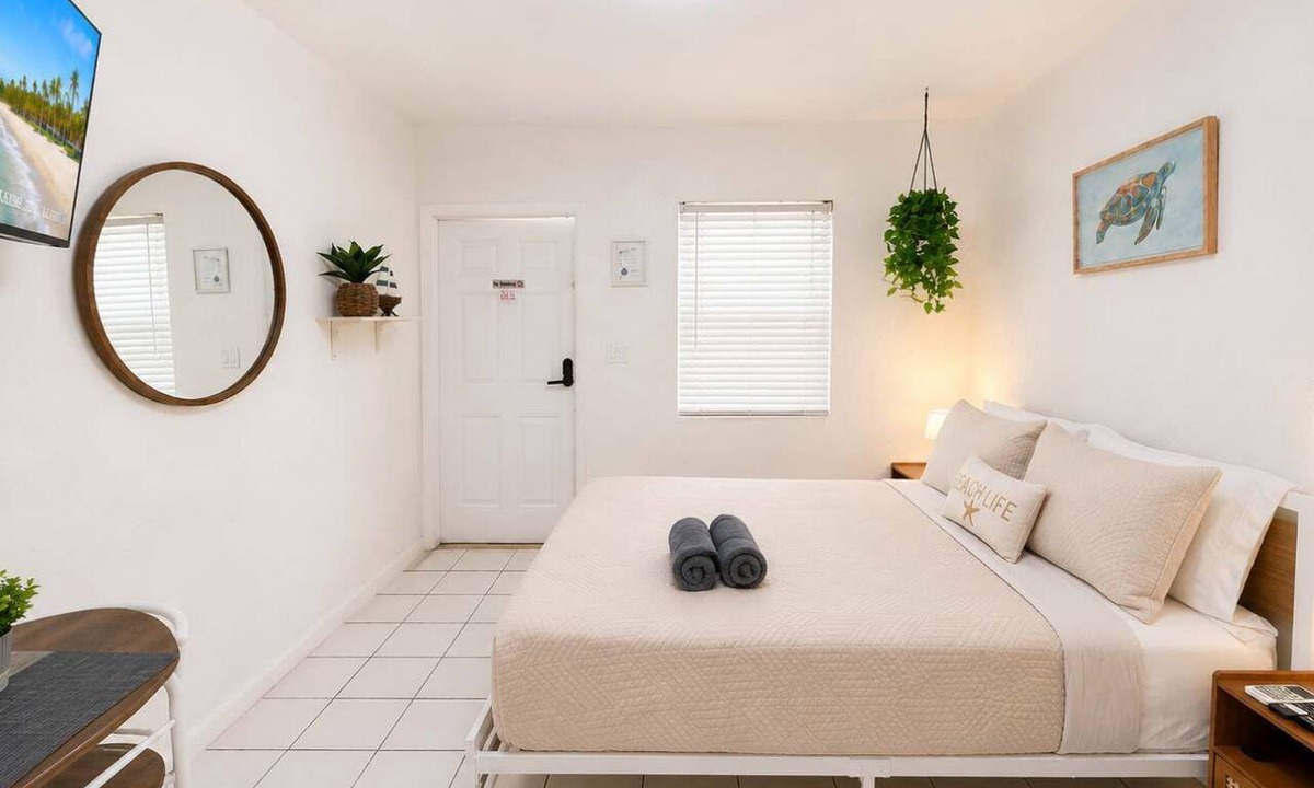Hollywood South Central Beach Condo | Southwinds #8 for 2, Steps to Beach & Boardwalk