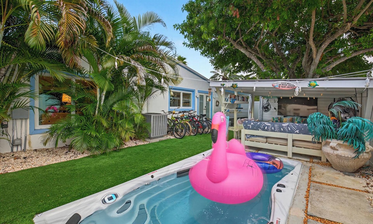 Victoria Park House | Spa, Game Room, Firepit, EV Charger | Near Las Olas | Casa Pineapple Social