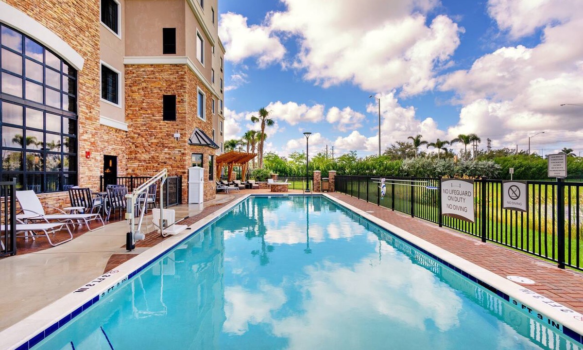 Hollywood Apartment | Spacious 2BR Suite Near FLL | Pool + Hot Breakfast