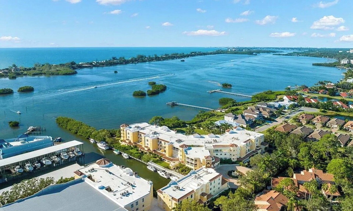 Osprey Condo | Spacious 3-BR + large den condo in private, quiet luxury Casey Key area