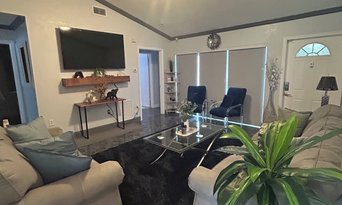 Miami Gardens House | Spacious 4 bedroom house with a sofa-bed in wonderful Miami Gardens with AC.