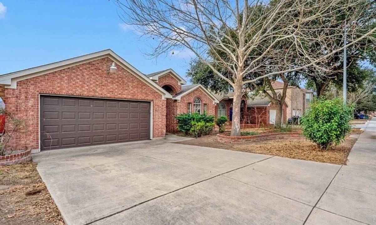 Heritage House | Spacious 4 bedroom house in awesome San Antonio with AC GAMEROOM POOL TABLE
