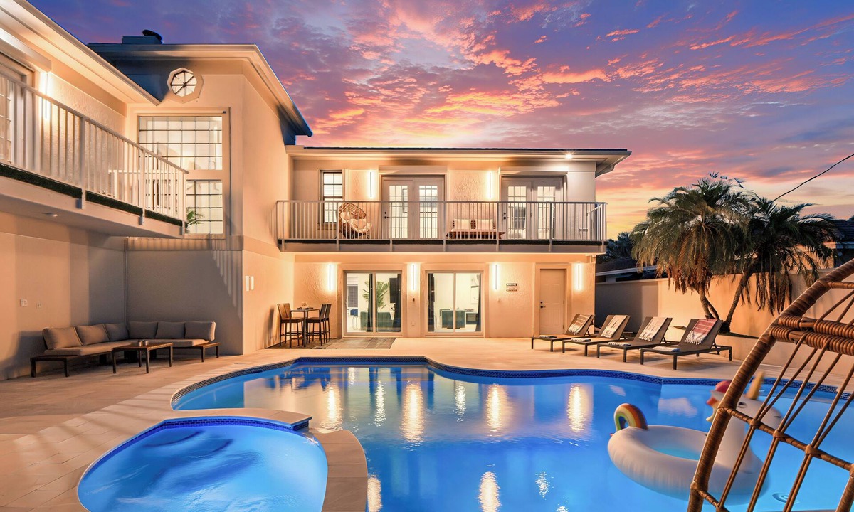 Pompano Isles Villa | Spacious 6BR Villa w/Heated Pool in Pompano Beach