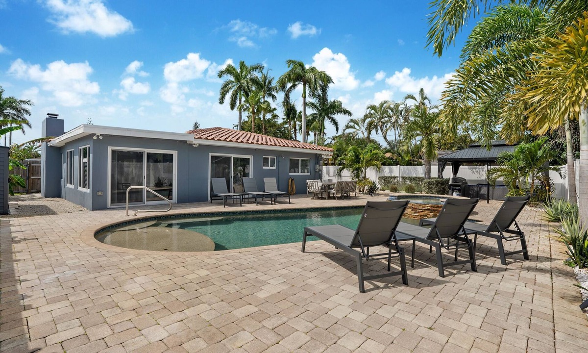 North Andrews Gardens House | Spacious Bright Dream Home & Heated Pool in Oakland Park