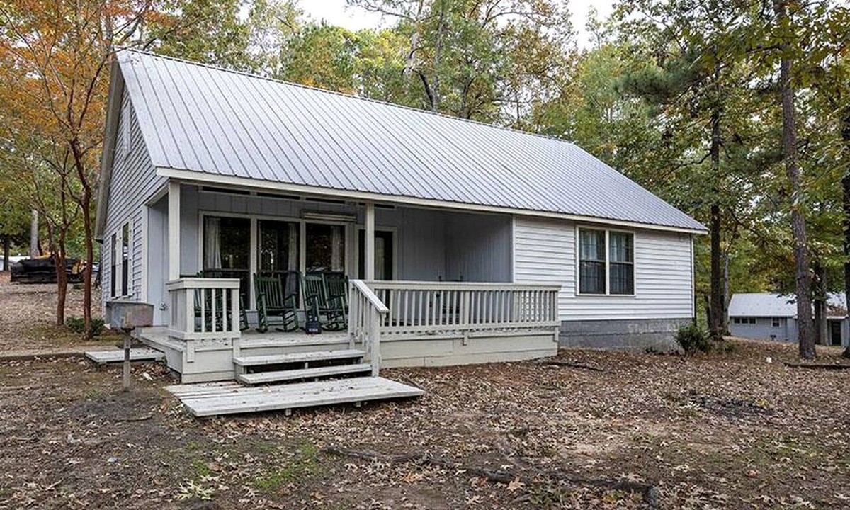 Zwolle Cabin | Spacious Cabin with Resort Amenities and Shared Outdoor Deck near Zwolle, Louisiana