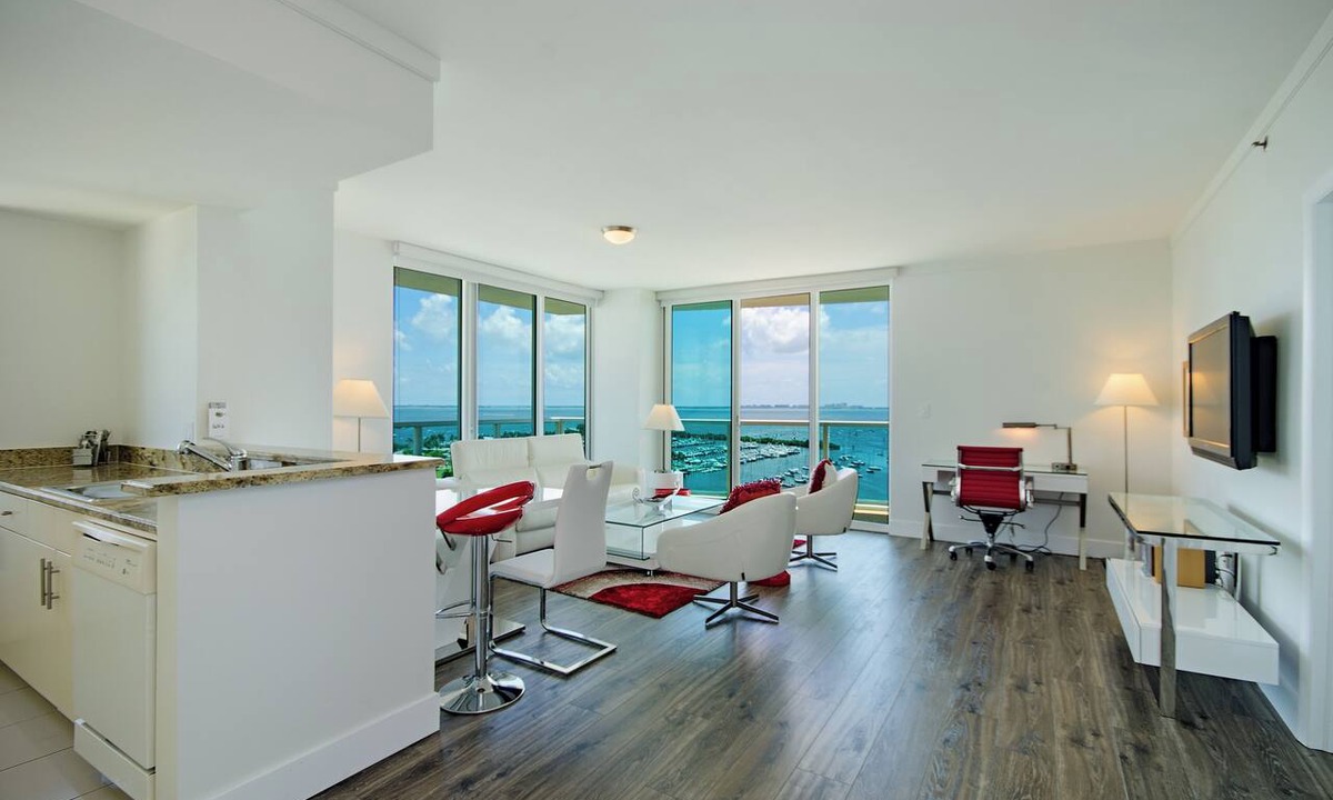 Coconut Grove Hotel | Spacious Condo's at Coconut Grove Hotel with Wrap-around Balcony