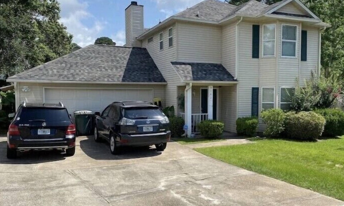 Ferry Pass House | SPACIOUS HOME NEAR DOWNTOWN & BEACHES! PETS OKAY, SLEEPS 8 +