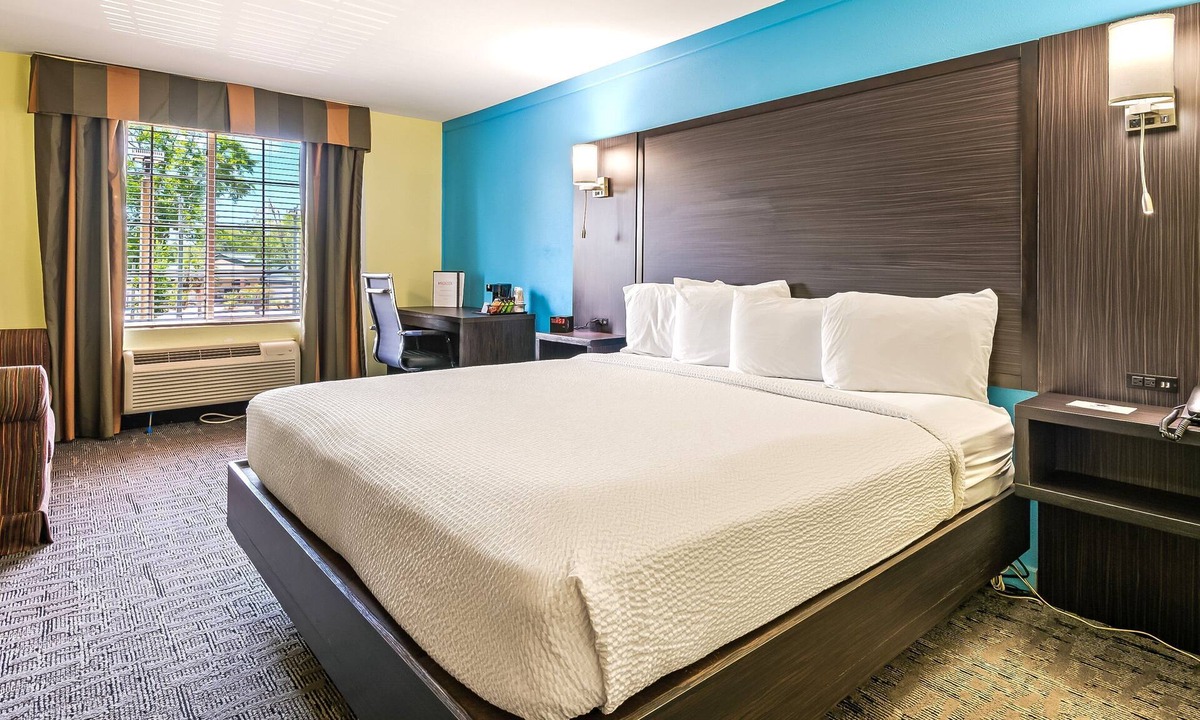 Crawfordville Hotel | Spacious King Suite with Sofa Sleeper – Comfort & Flexibility - Wildwood Inn