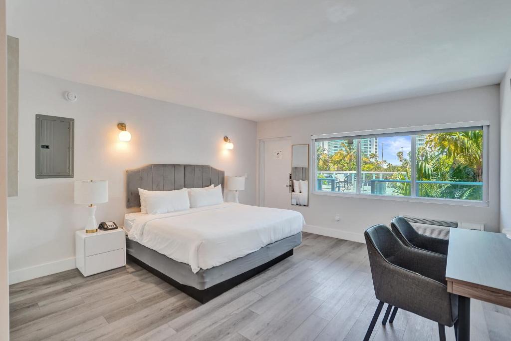 Galt Mile Hotel | Spacious King Suite in Fort Lauderdale