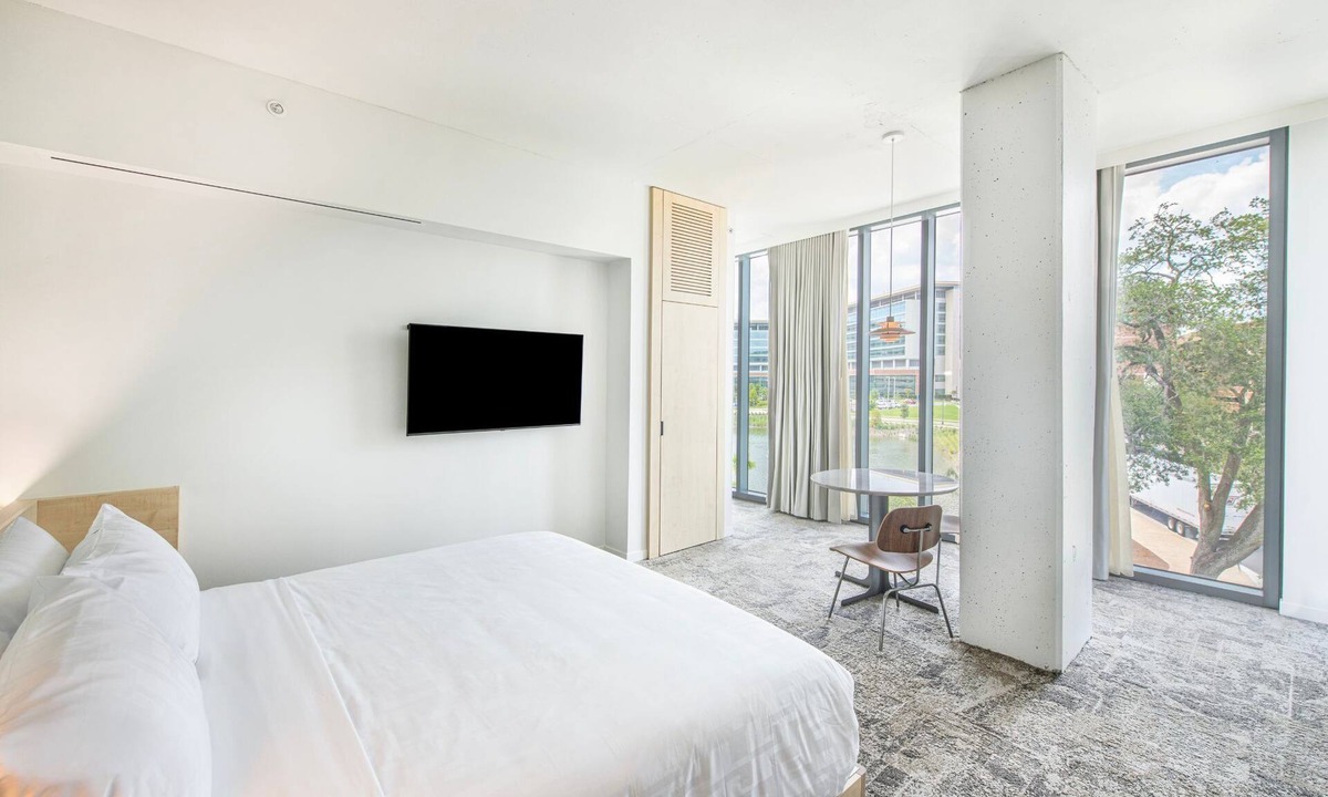Gainesville Hotel | Spacious Lake View Suite near UF Campus