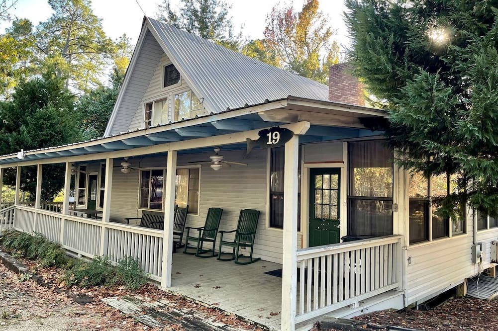 Zwolle Cabin | Spacious Luxury Retreat with Fire Pit & Resort Amenities Near Zwolle, Louisiana