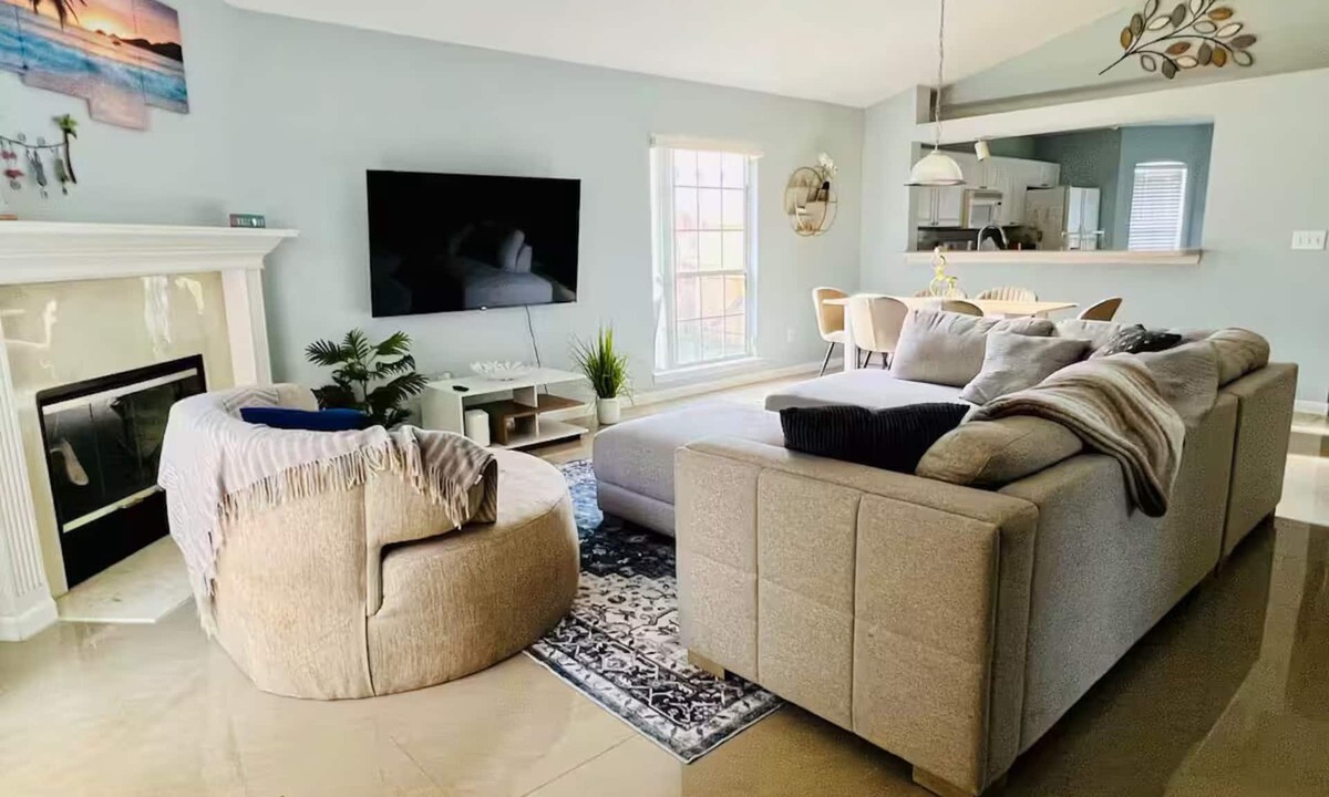 Sandalwood House | Spacious & Open Home Near Mayo Clinic & Beach