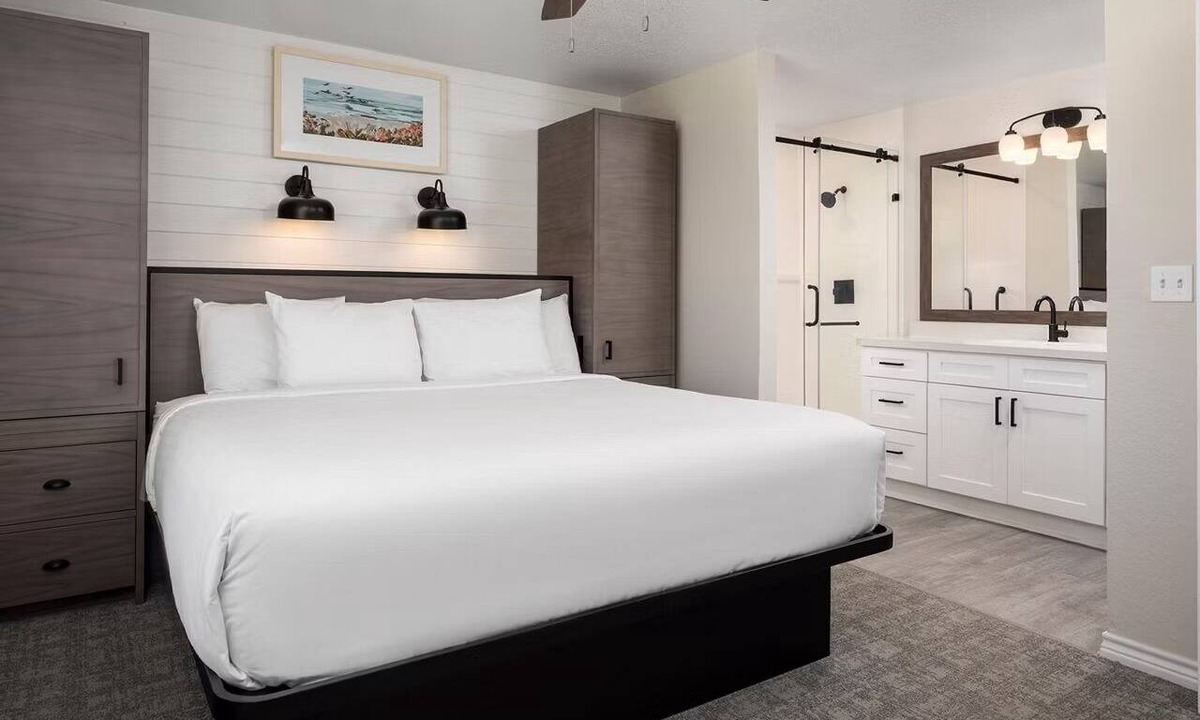 Galveston Hotel | Spacious Seaside Escape! Kitchen, Dining & Sports Courts | Near Galveston Beach