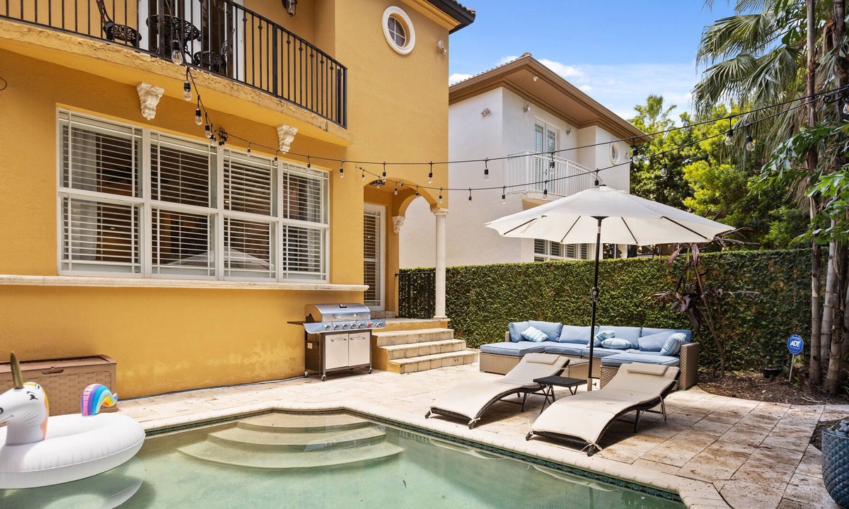 Eastern Shores Villa | Spanish Luxury Villa | 4 Bedroom 4 Bath | Pool | Sunny Isles