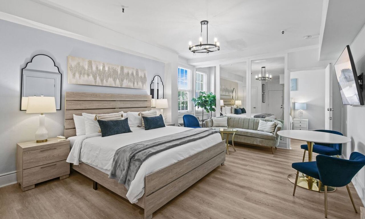 Palm Beach Condo | SpecialOffer/Pool/StepsToBeach/Dine/Beach2br