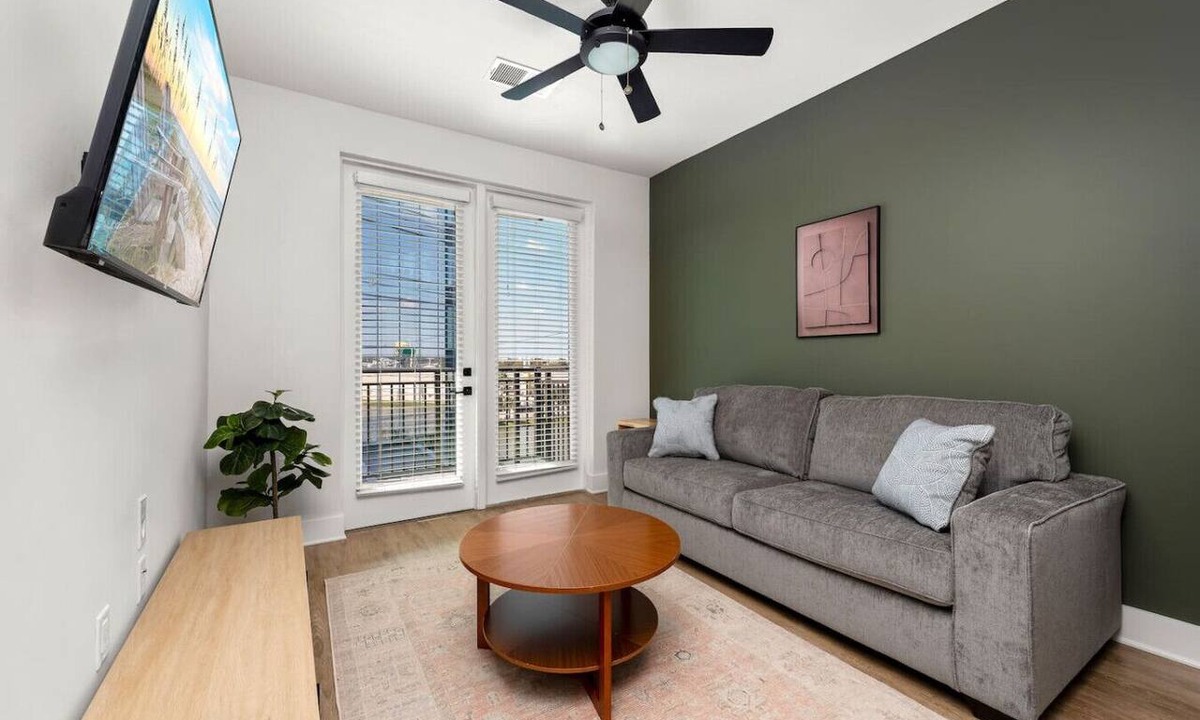 Oakford Park Apartment | Spectacular 1-Bedroom | Walk to Raymond James!