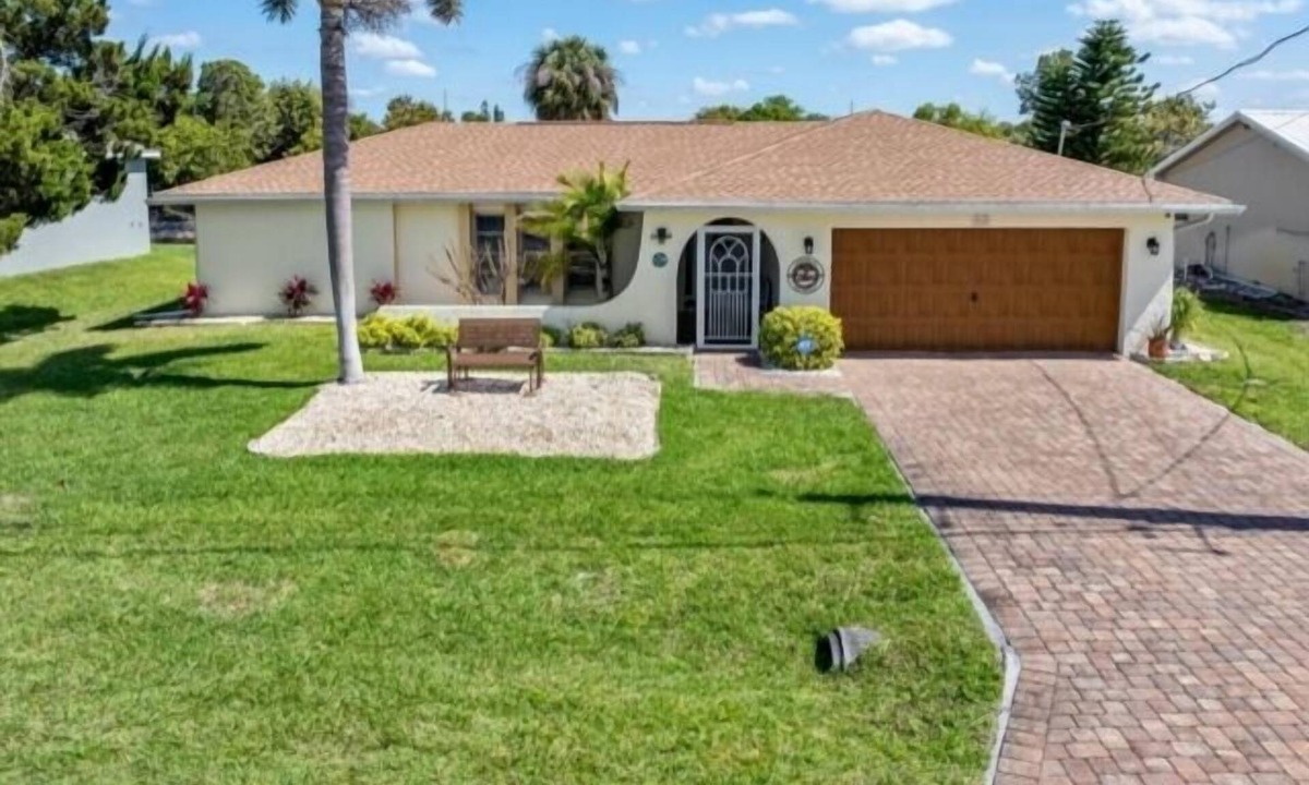 Port Charlotte House | Spend your season in paradise