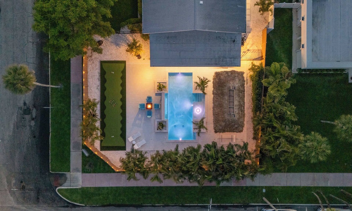 Ringling Estates House | St. Armands Oasis | Pool, Tiki & Putting Green