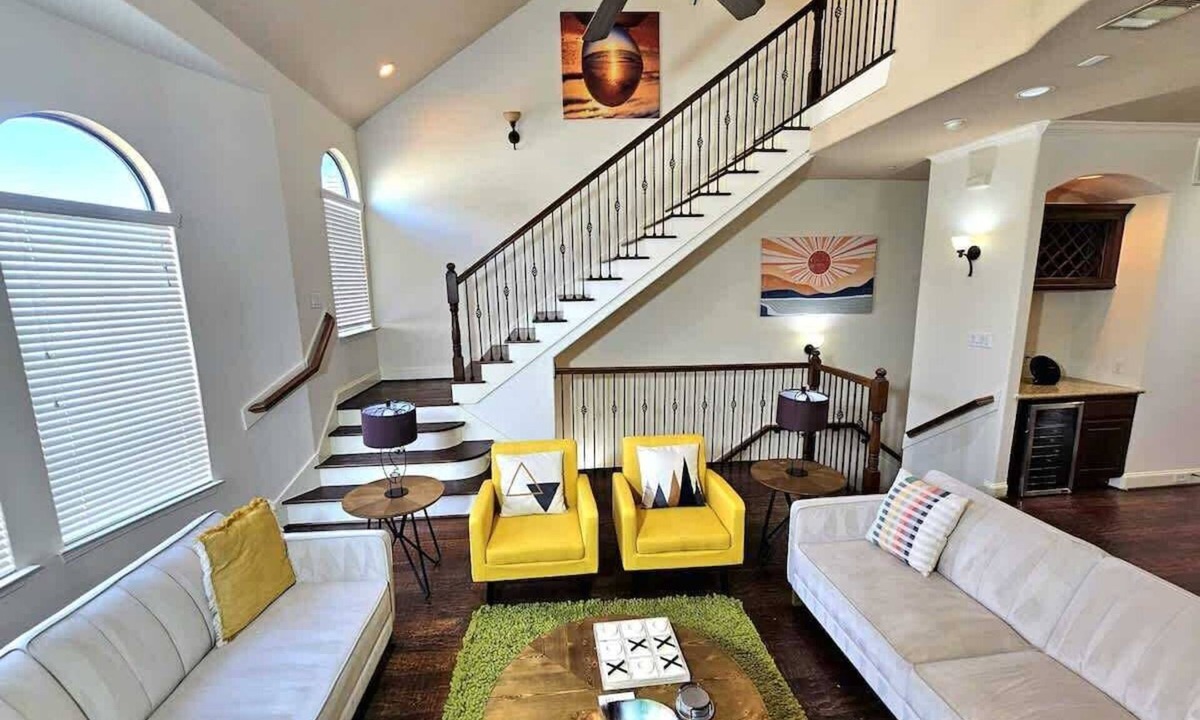 Woodlake - Briar Meadow House | Stadium Luxe Living | Spacious 3BR Near Galleria