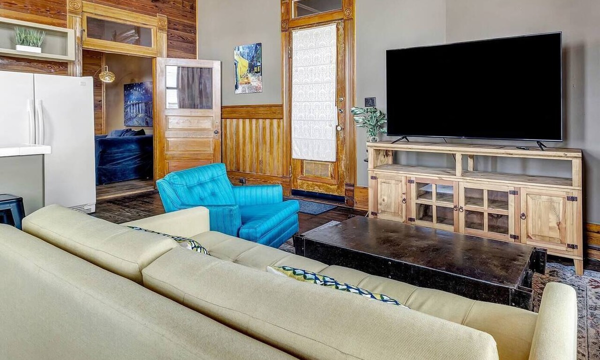 Downtown Apartment | Starry Night: Dwntwn Bryan on Main St, 2nd Flr, King Bed