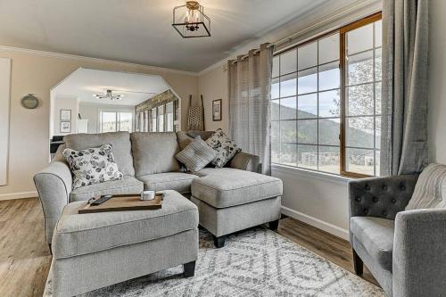 Victor House | Stay in a Historic Gold Mine Town w/Mountain Views