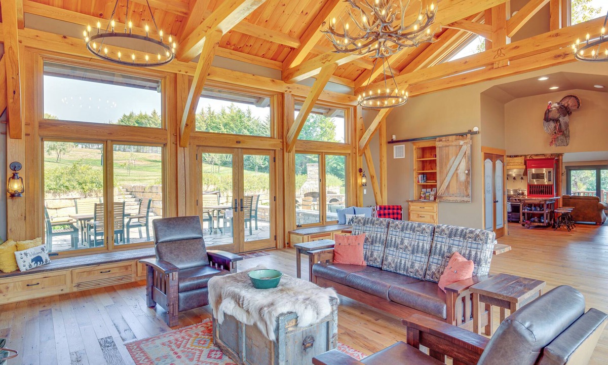 Excelsior Springs Cottage | Stay & Sip: Group Ranch at Shamrock Hills Vineyard