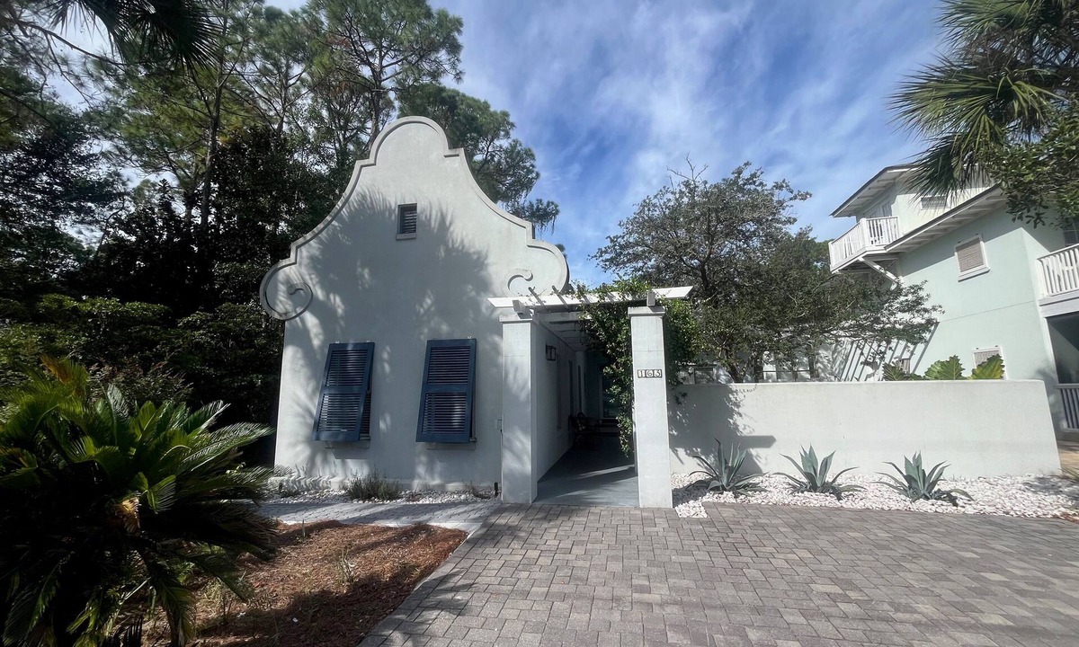 San Juan House | Steps to 30As Longest Public Beach,Private Pool,& Courtyard in Tropical Gardens