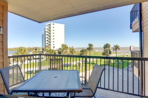 Galveston House | Steps to Galveston Beach: Resort-Style Condo!