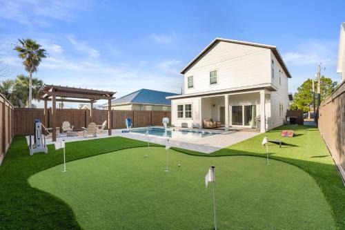 Holiday Beach House | Steps to Gulf | 4BR w/Private Pool, Putting Green, Fire Pit & Golf Simulator – Sleeps 14