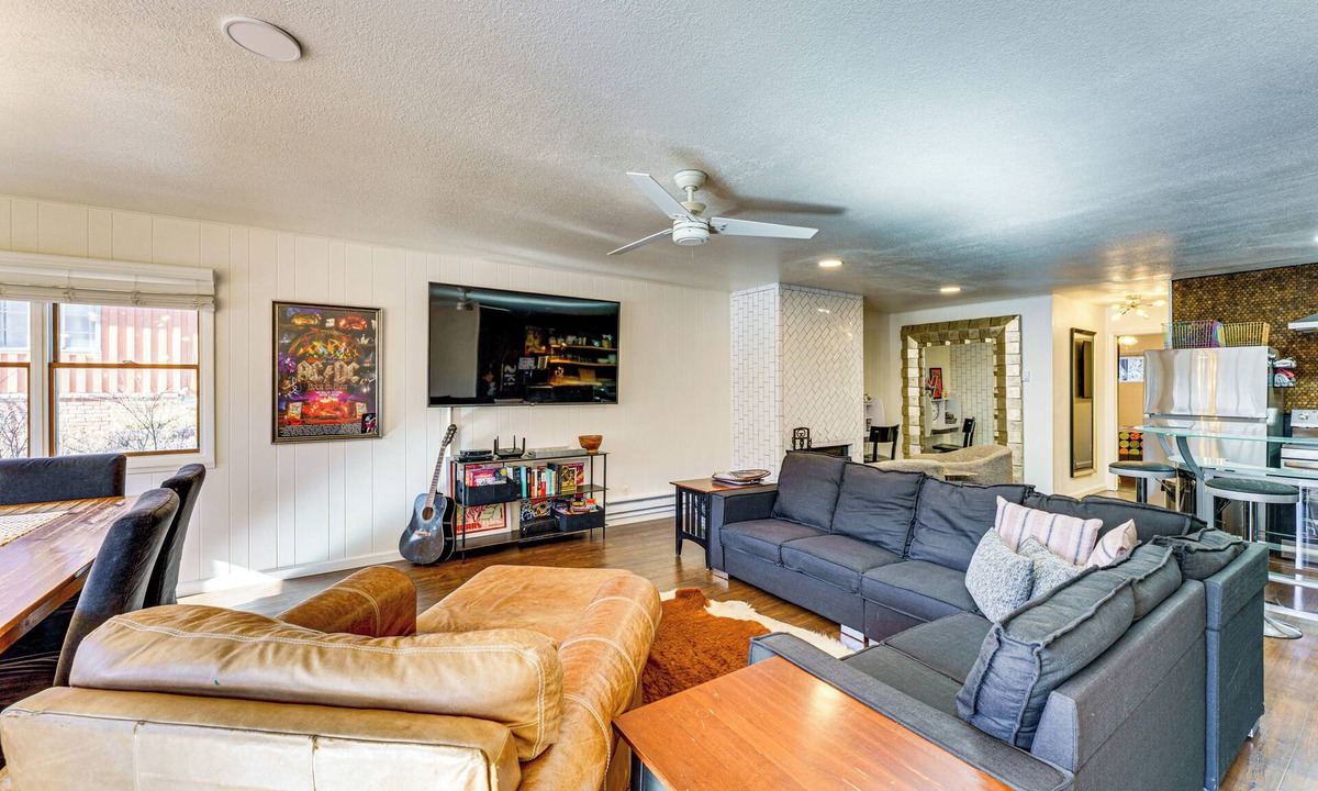 Red River Condo | Steps to Main St! Red River Condo w/Mtn-View Deck