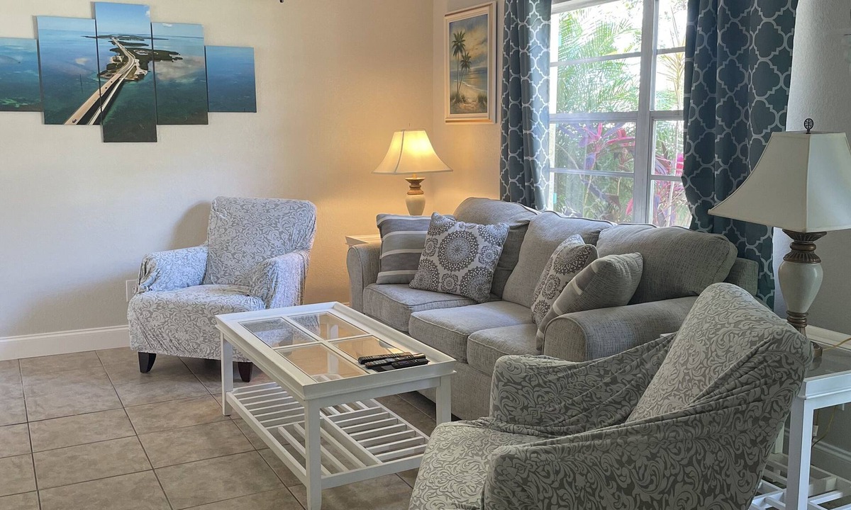 New Port Richey House | ❤️Stroll along the RIVERWALK PETS OK WITH FEE. FISH ACROSS THE STREET🎣🐕🐱🐈