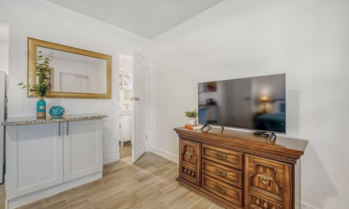 Tropic Apartment | Studio Stay w/Kitchenette - Near EGAD, beach and more.