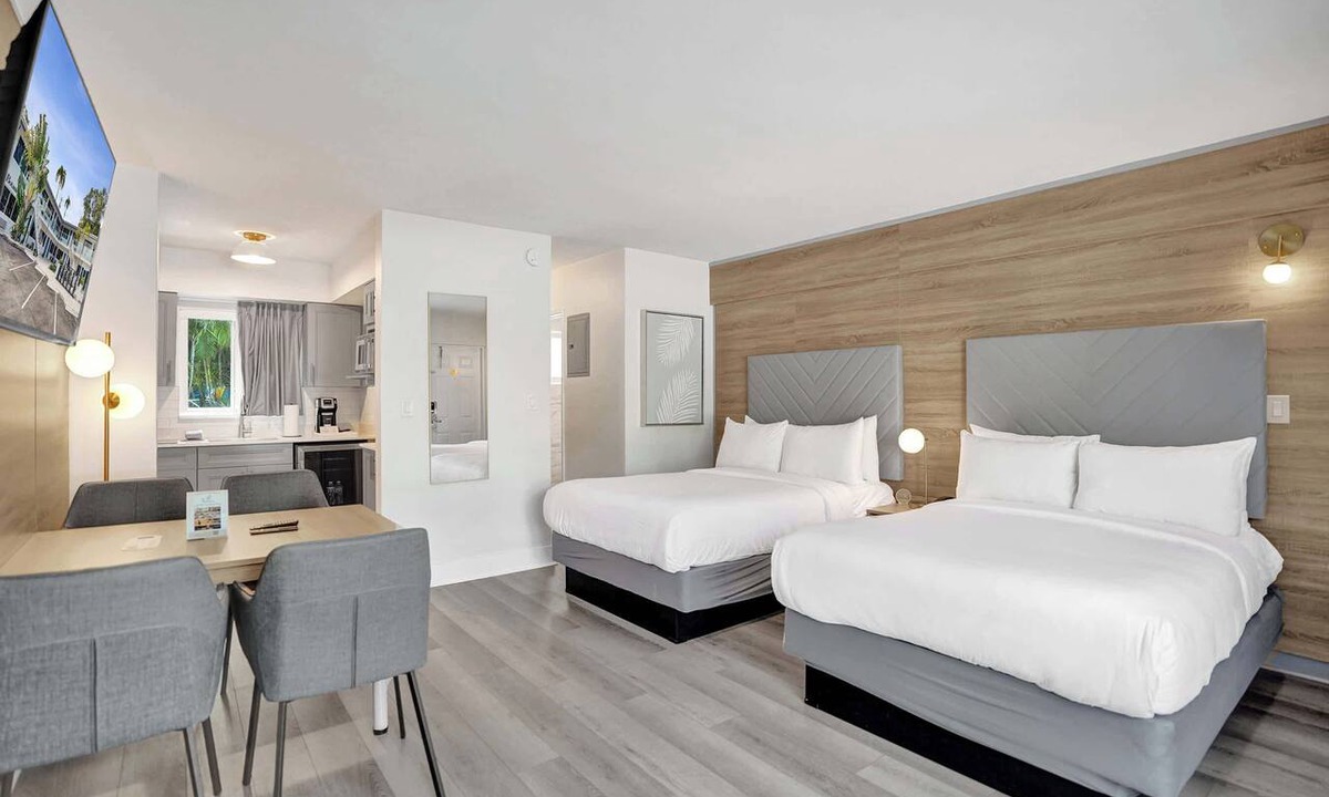 Galt Mile Apartment | Studio w/Kitchenette, 2 Doubles & Pool, Ft Laud