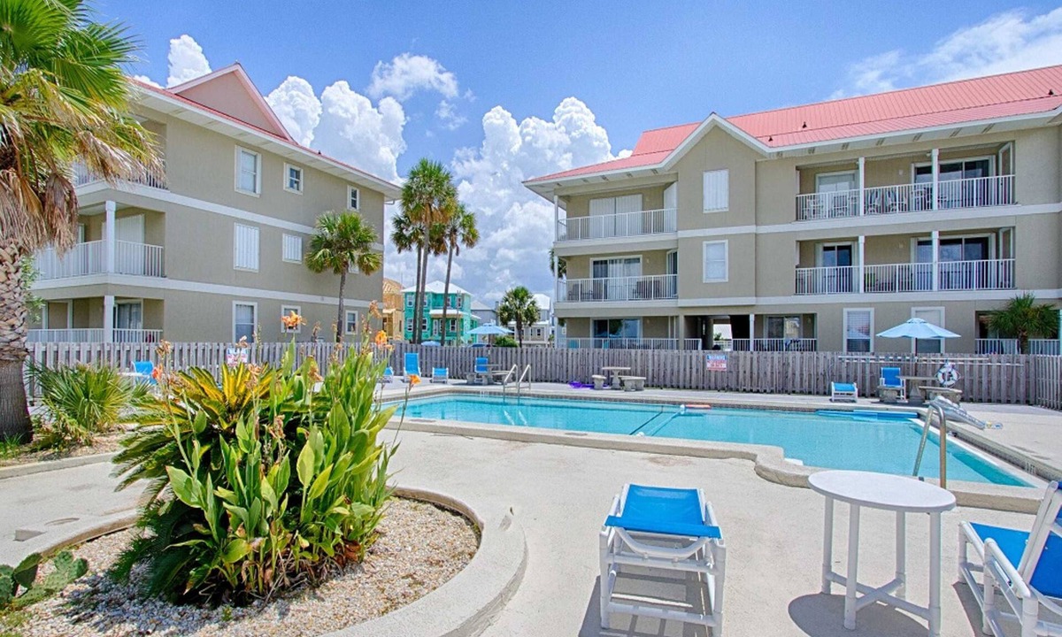 Navarre Beach Apartment | Studio with a patio, pool access, and central AC - snowbird friendly