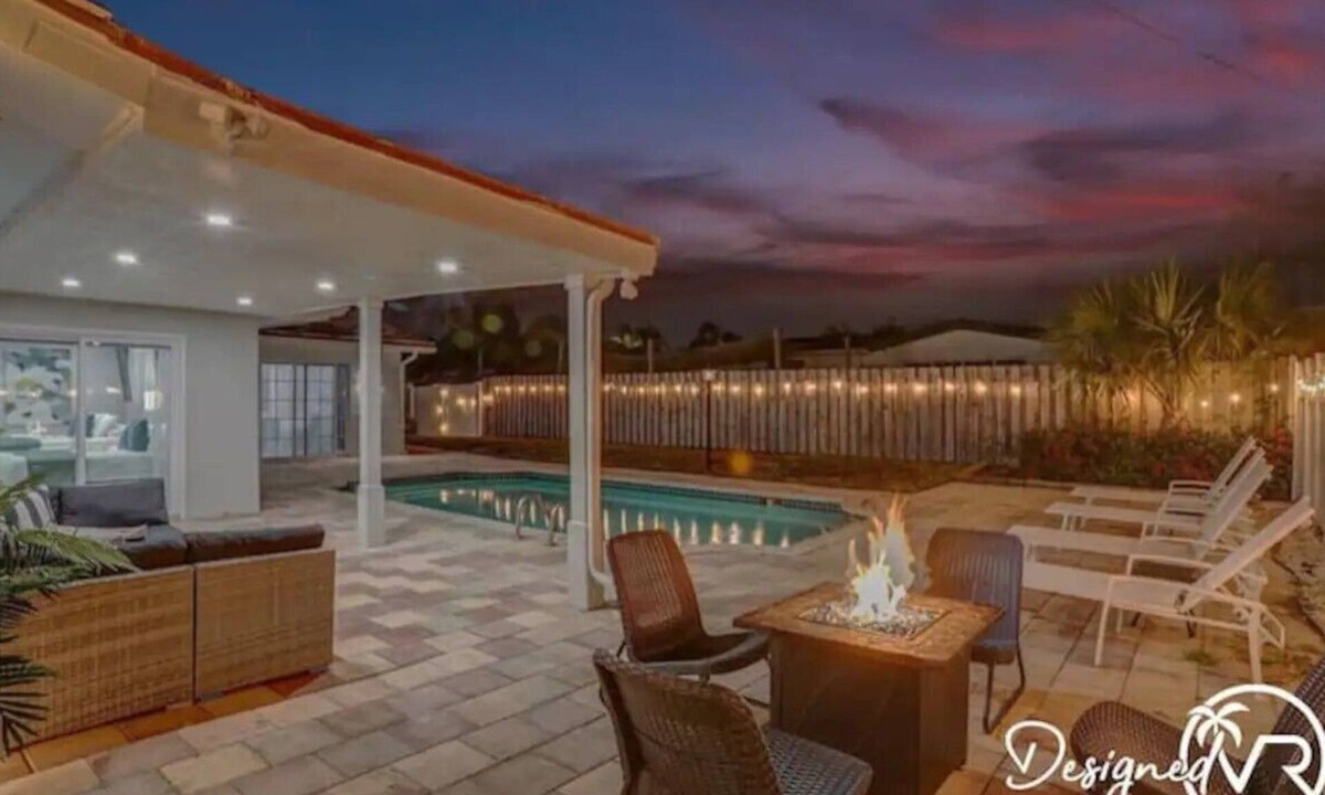 Deerfield Beach Villa | Stunning 4BR Hted Pool &Jacuzzi Close 2 the Beach