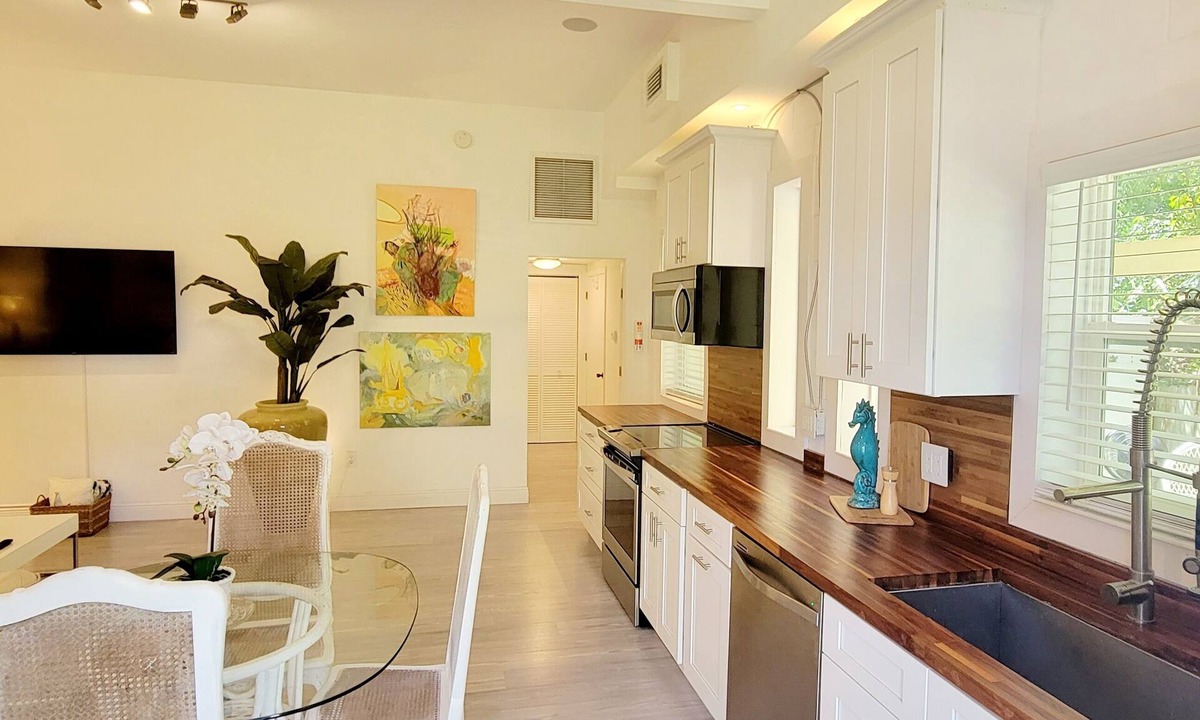 Oakview Heights Apartment | Stunning Art Studio at the Beach!